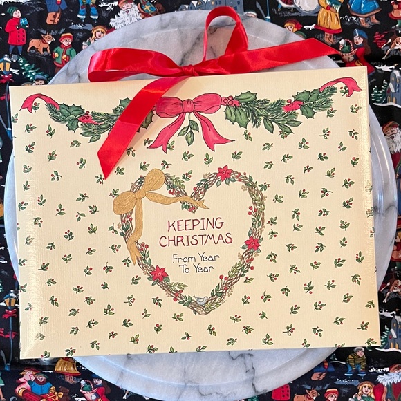 Keepsake Christmas Cards With 12 Filing Compartments & Red Ribbon Red Closure - Picture 1 of 6